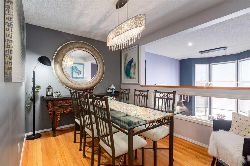 318 Hawkstone Manor Nw, Calgary, AB - Indoor Photo Showing Dining Room