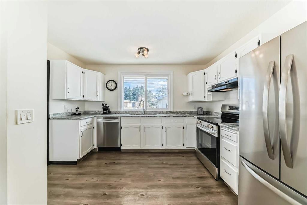 148 Huntridge Road Ne, Calgary, AB - Indoor Photo Showing Kitchen