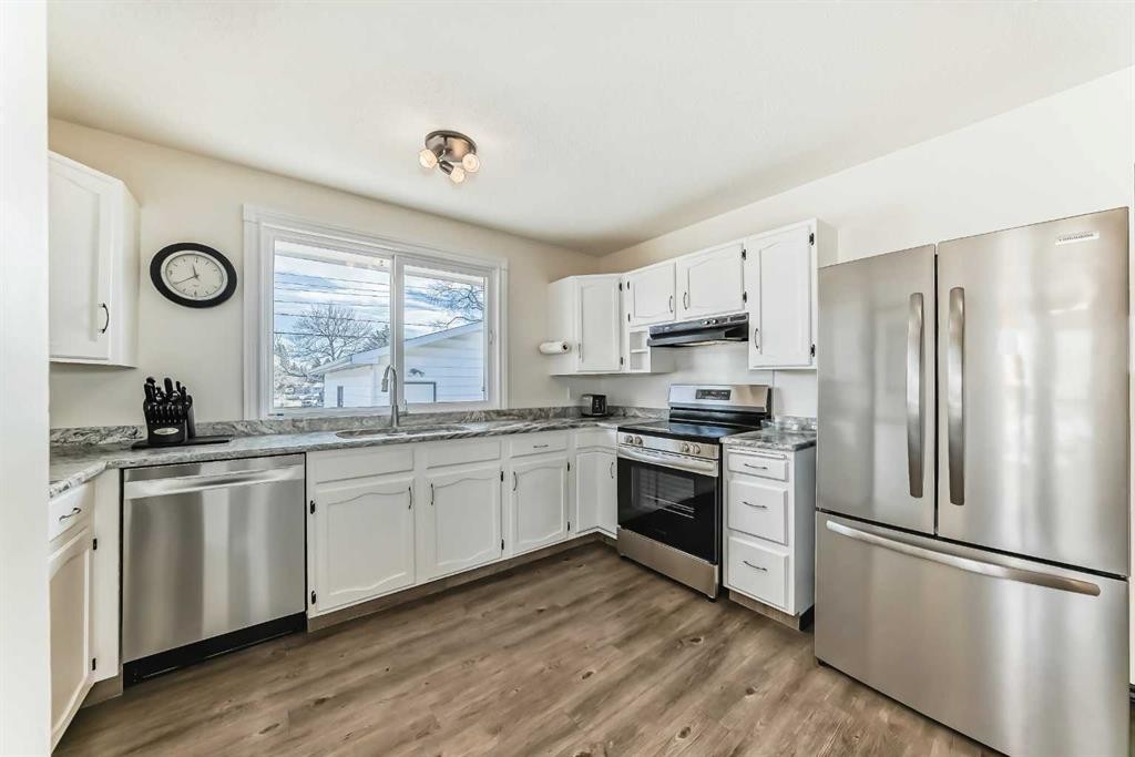 148 Huntridge Road Ne, Calgary, AB - Indoor Photo Showing Kitchen