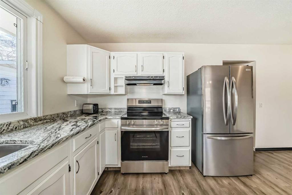 148 Huntridge Road Ne, Calgary, AB - Indoor Photo Showing Kitchen
