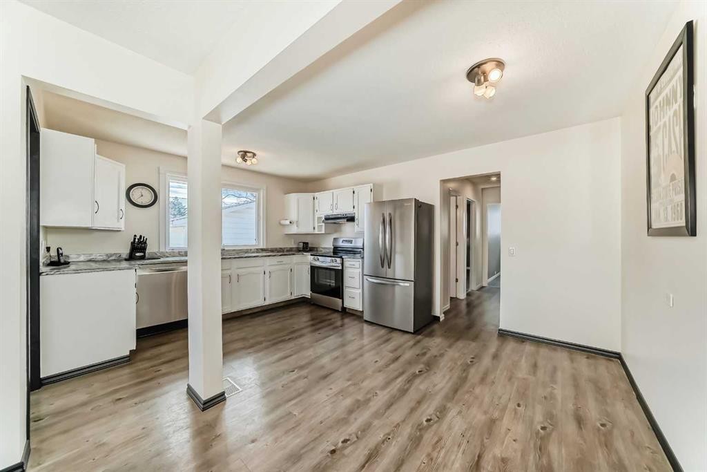 148 Huntridge Road Ne, Calgary, AB - Indoor Photo Showing Kitchen