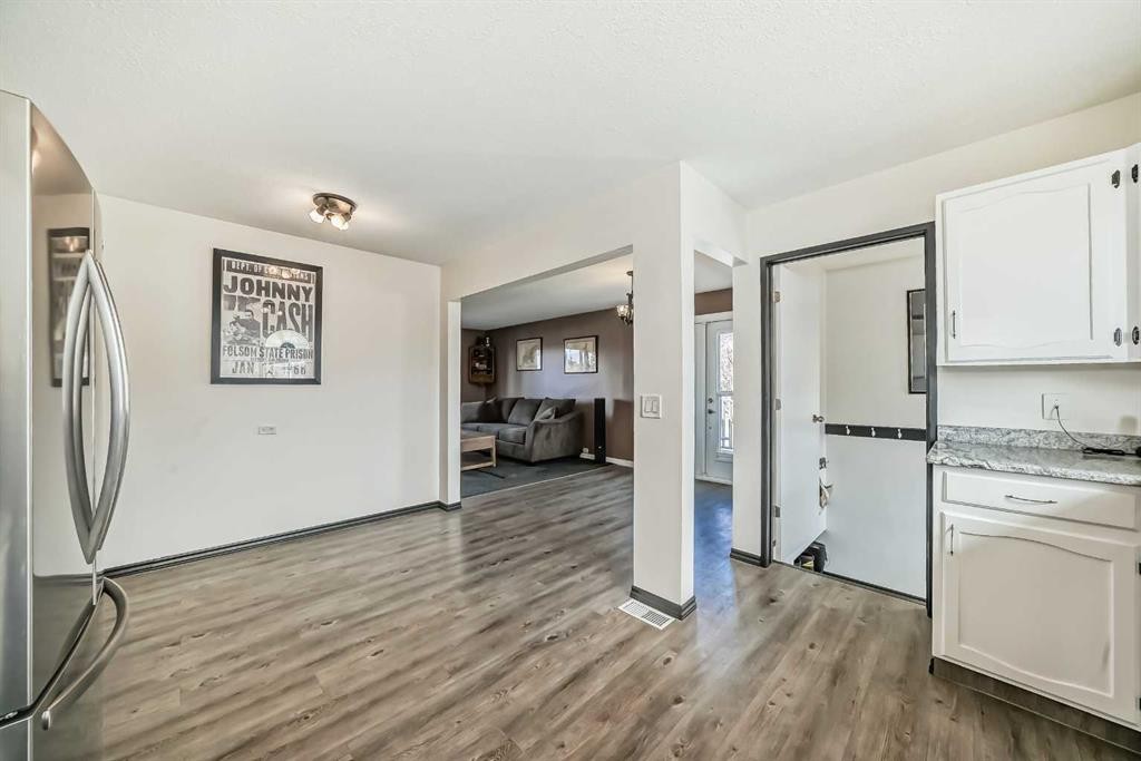 148 Huntridge Road Ne, Calgary, AB - Indoor Photo Showing Kitchen