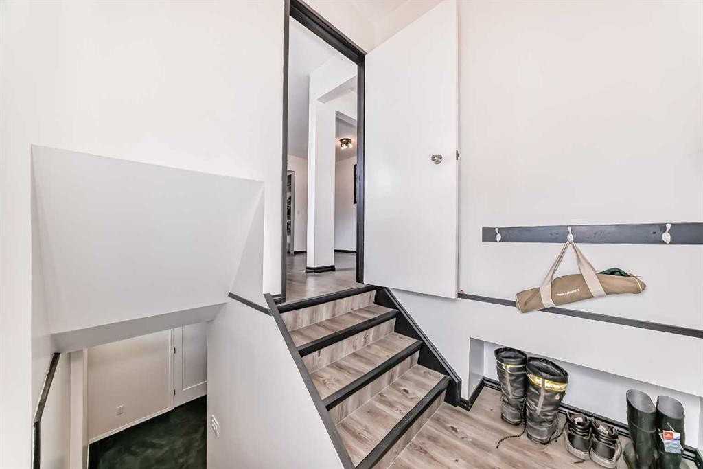 148 Huntridge Road Ne, Calgary, AB - Indoor Photo Showing Other Room