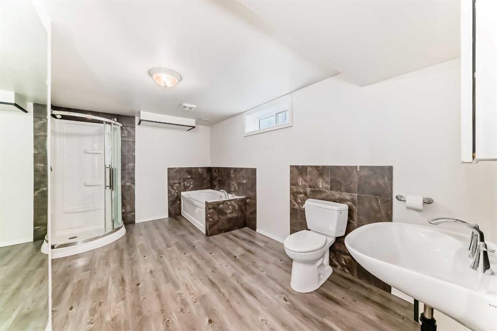 148 Huntridge Road Ne, Calgary, AB - Indoor Photo Showing Bathroom
