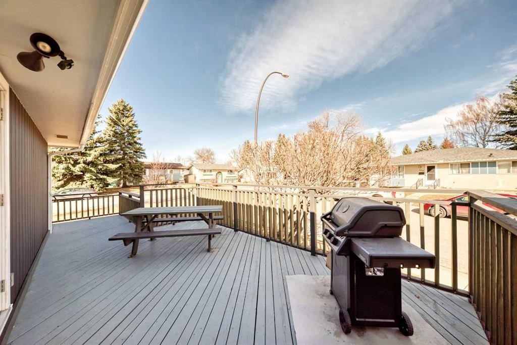 148 Huntridge Road Ne, Calgary, AB - Outdoor With Exterior