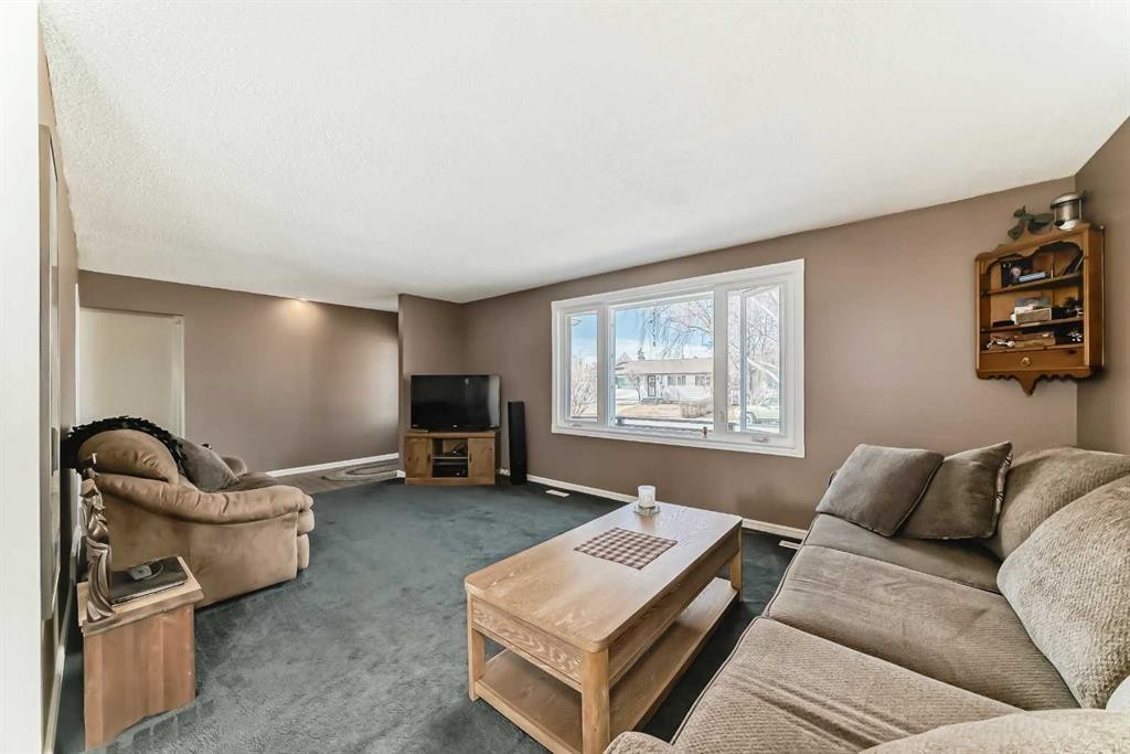 148 Huntridge Road Ne, Calgary, AB - Indoor Photo Showing Living Room