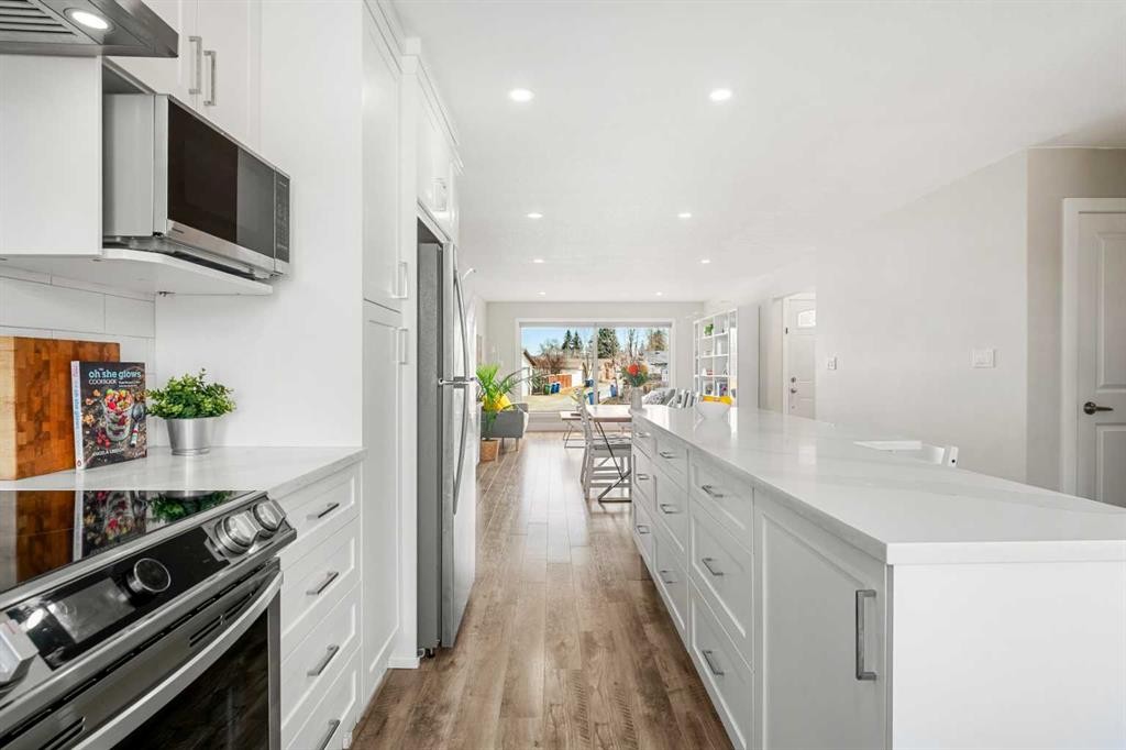 16 Midcrest Rise Se, Calgary, AB - Indoor Photo Showing Kitchen