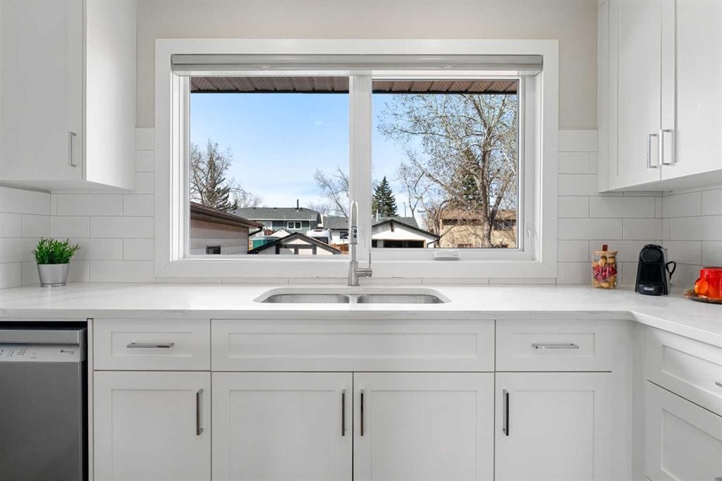 16 Midcrest Rise Se, Calgary, AB - Indoor Photo Showing Kitchen With Double Sink