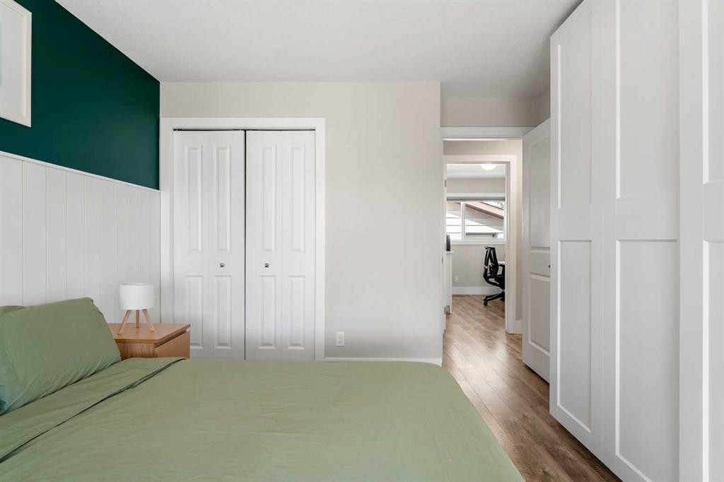 16 Midcrest Rise Se, Calgary, AB - Indoor Photo Showing Bedroom