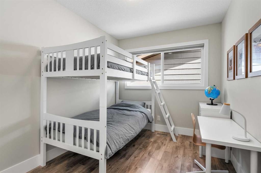 16 Midcrest Rise Se, Calgary, AB - Indoor Photo Showing Bedroom
