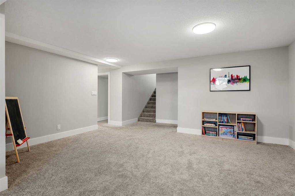 16 Midcrest Rise Se, Calgary, AB - Indoor Photo Showing Other Room