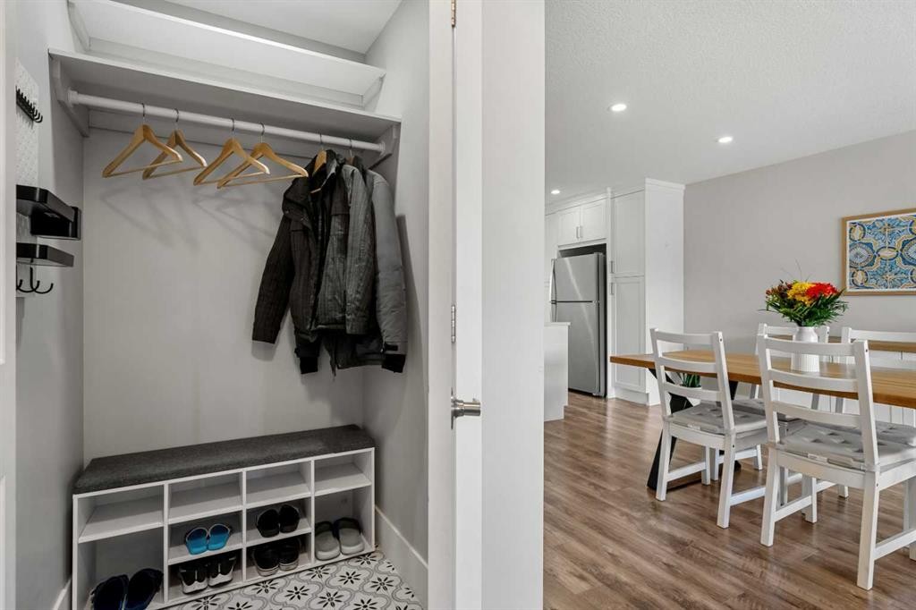 16 Midcrest Rise Se, Calgary, AB - Indoor Photo Showing Other Room