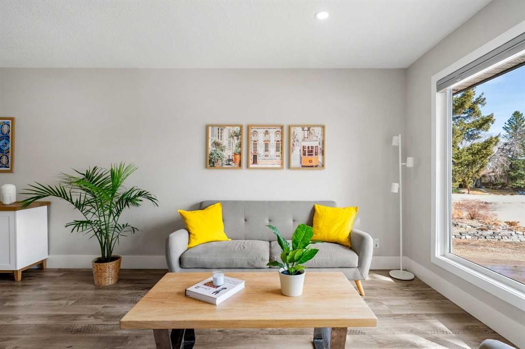 16 Midcrest Rise Se, Calgary, AB - Indoor Photo Showing Living Room