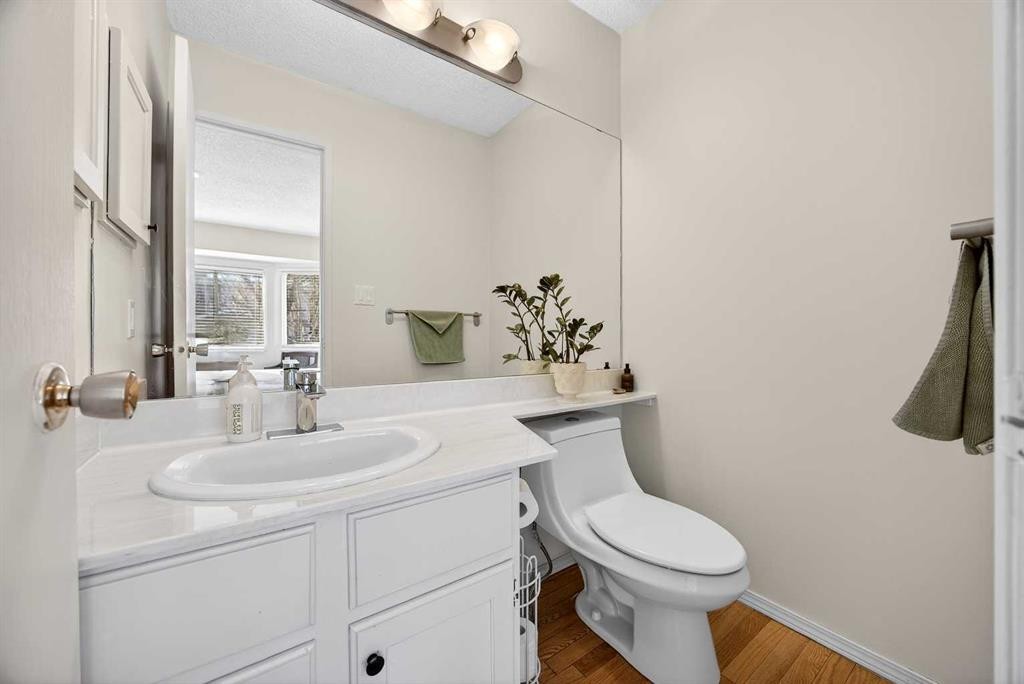 100 Strathcona Close Sw, Calgary, AB - Indoor Photo Showing Bathroom