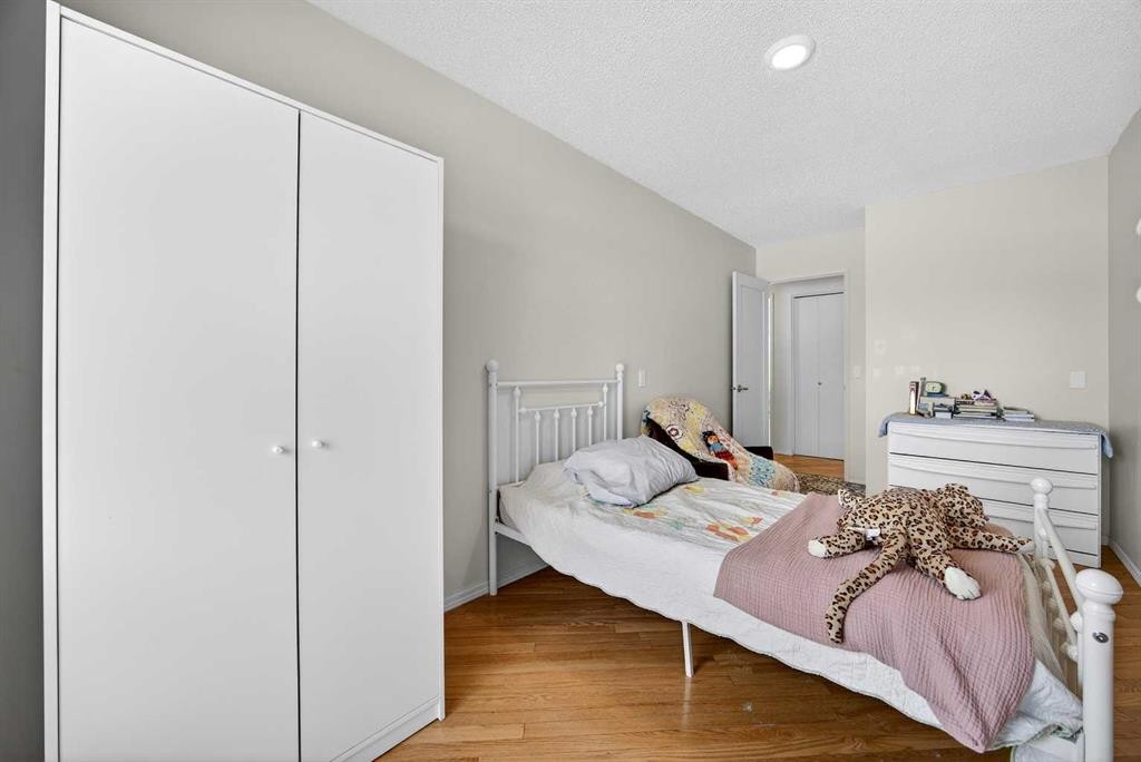 100 Strathcona Close Sw, Calgary, AB - Indoor Photo Showing Bedroom