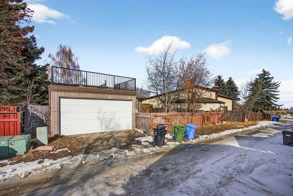 100 Strathcona Close Sw, Calgary, AB - Outdoor