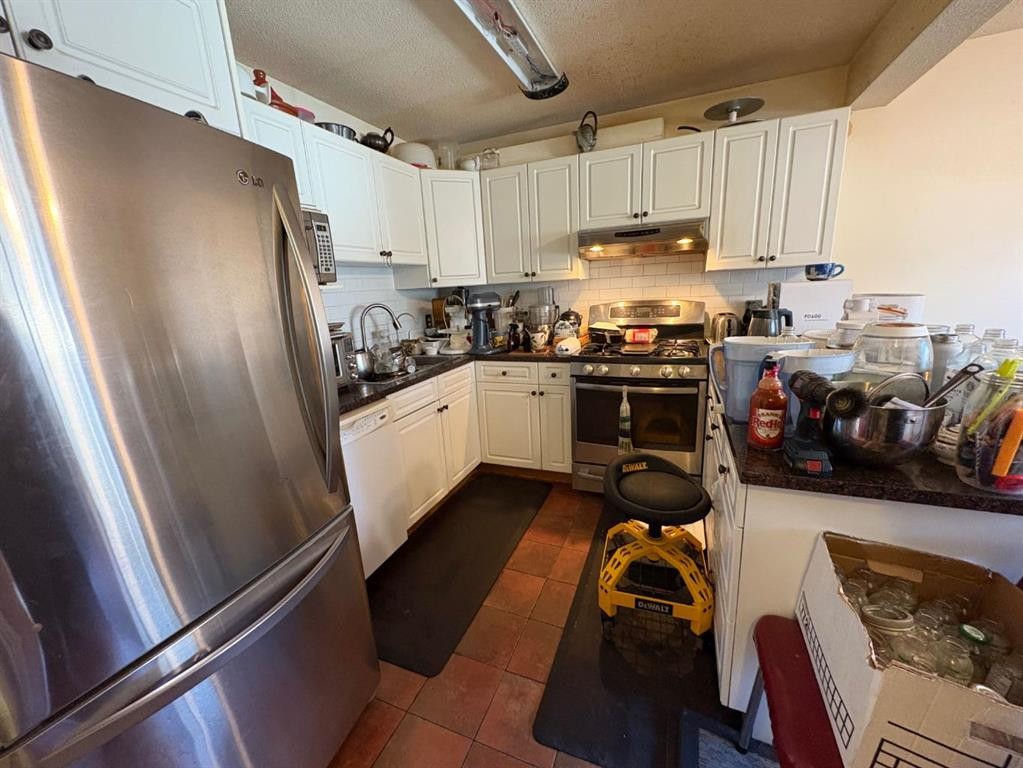 1419 Ranchlands Road Nw, Calgary, AB - Indoor Photo Showing Kitchen