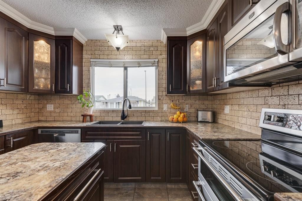 299 Doverview Crescent Se, Calgary, AB - Indoor Photo Showing Kitchen With Double Sink With Upgraded Kitchen