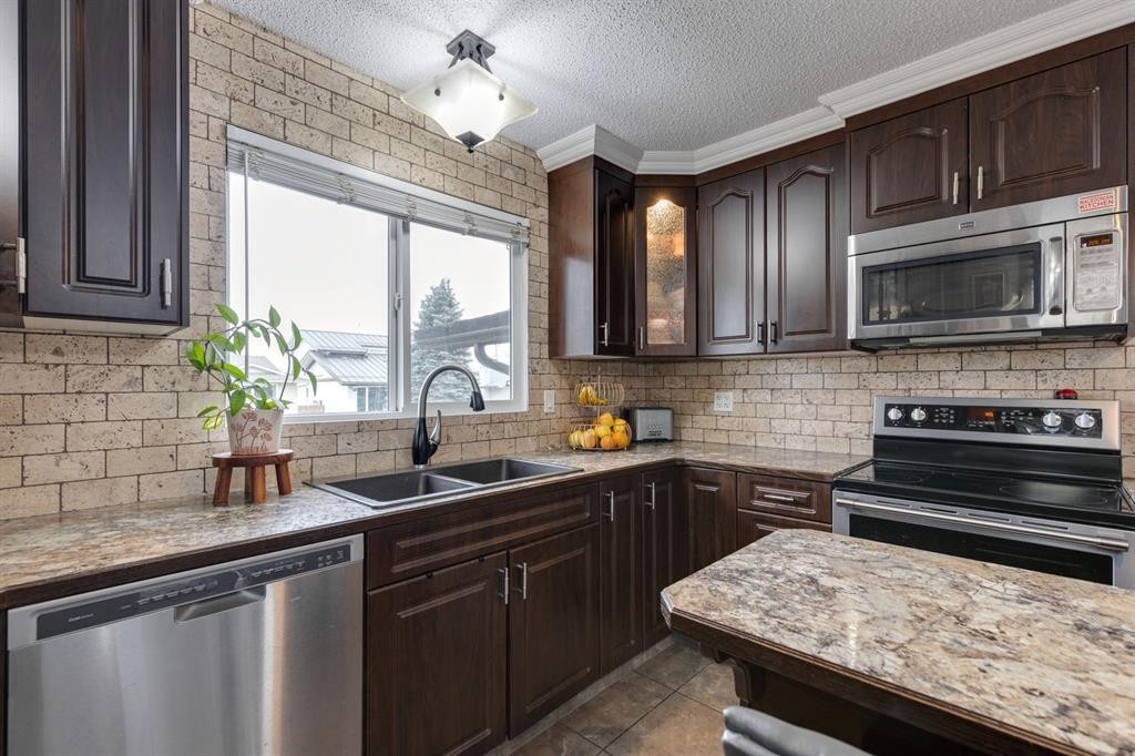 299 Doverview Crescent Se, Calgary, AB - Indoor Photo Showing Kitchen With Double Sink With Upgraded Kitchen