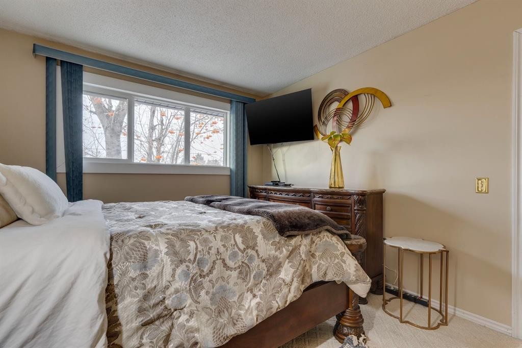299 Doverview Crescent Se, Calgary, AB - Indoor Photo Showing Bedroom