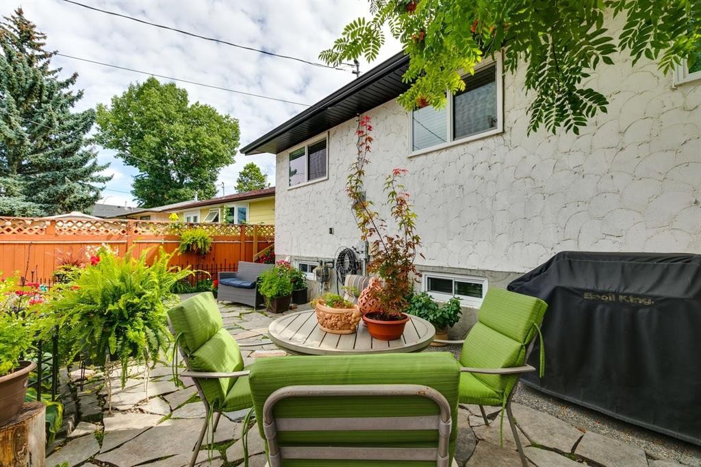 299 Doverview Crescent Se, Calgary, AB - Outdoor