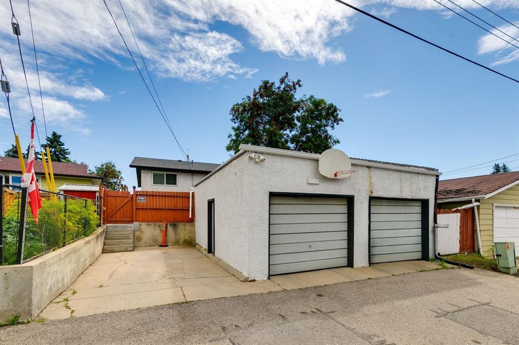 299 Doverview Crescent Se, Calgary, AB - Outdoor With Exterior