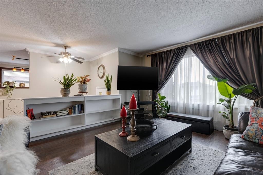 299 Doverview Crescent Se, Calgary, AB - Indoor Photo Showing Living Room