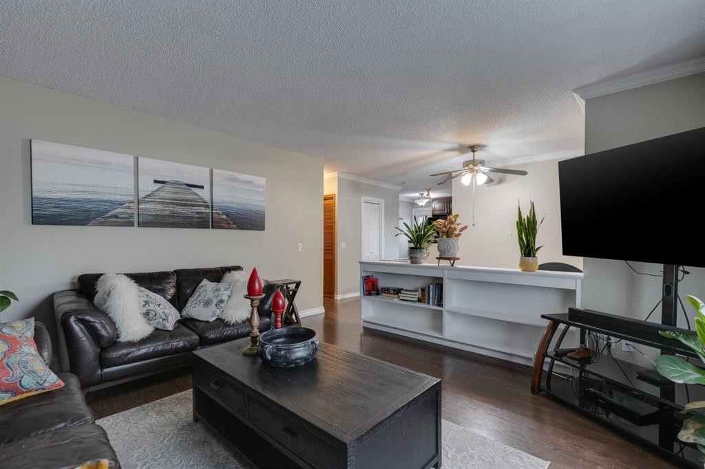 299 Doverview Crescent Se, Calgary, AB - Indoor Photo Showing Living Room