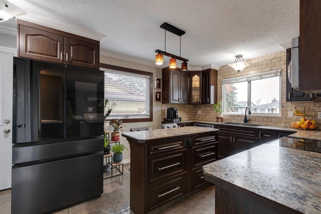 299 Doverview Crescent Se, Calgary, AB - Indoor Photo Showing Kitchen With Upgraded Kitchen