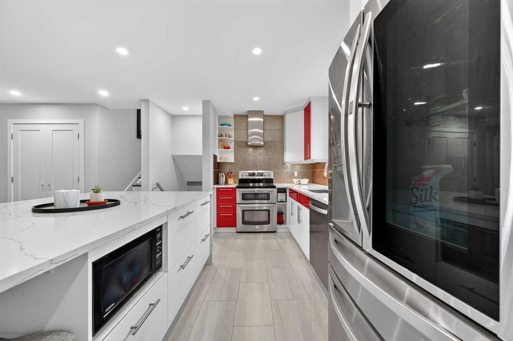 8027 Elbow Drive Sw, Calgary, AB - Indoor Photo Showing Kitchen With Upgraded Kitchen