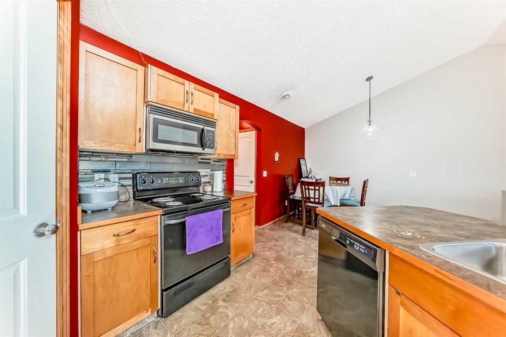 203-4 Everridge Square Sw, Calgary, AB - Indoor Photo Showing Kitchen
