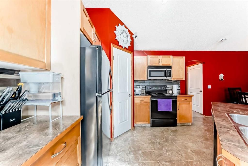 203-4 Everridge Square Sw, Calgary, AB - Indoor Photo Showing Kitchen