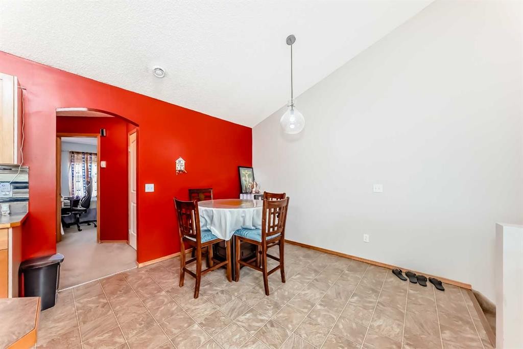 203-4 Everridge Square Sw, Calgary, AB - Indoor Photo Showing Dining Room