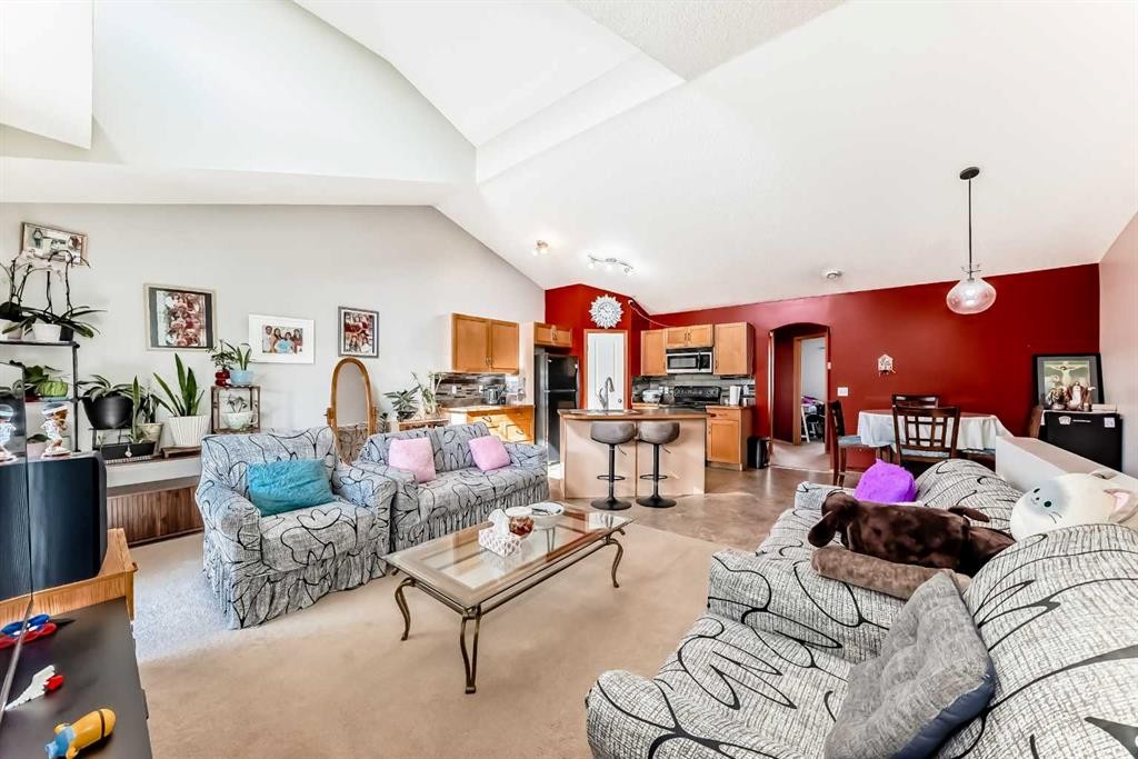 203-4 Everridge Square Sw, Calgary, AB - Indoor Photo Showing Living Room