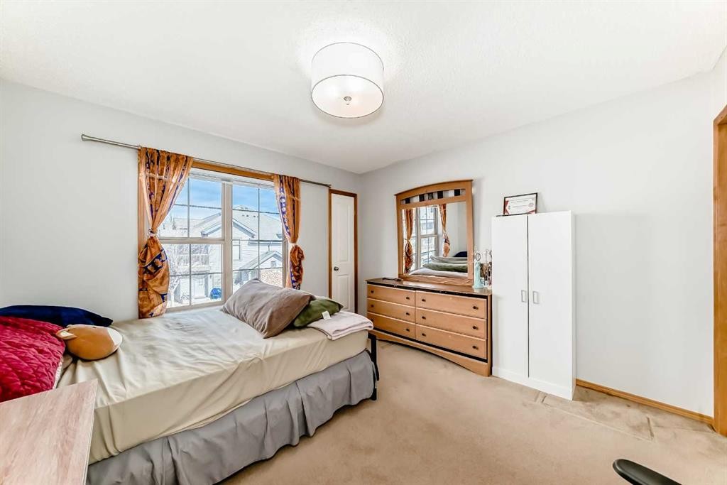 203-4 Everridge Square Sw, Calgary, AB - Indoor Photo Showing Bedroom