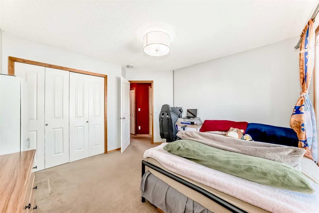 203-4 Everridge Square Sw, Calgary, AB - Indoor Photo Showing Bedroom