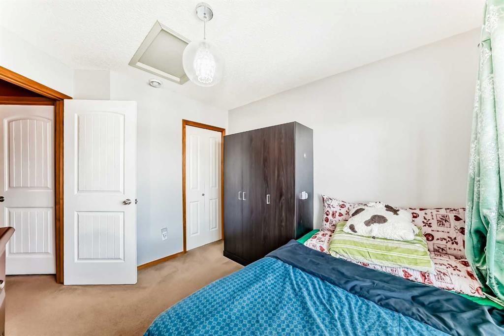 203-4 Everridge Square Sw, Calgary, AB - Indoor Photo Showing Bedroom