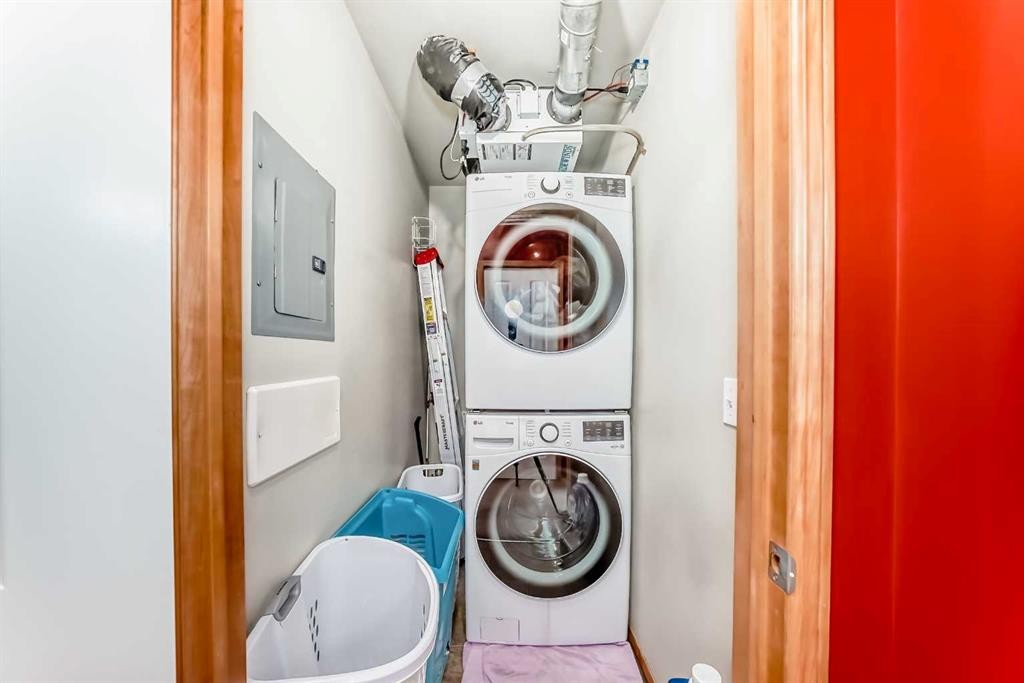 203-4 Everridge Square Sw, Calgary, AB - Indoor Photo Showing Laundry Room