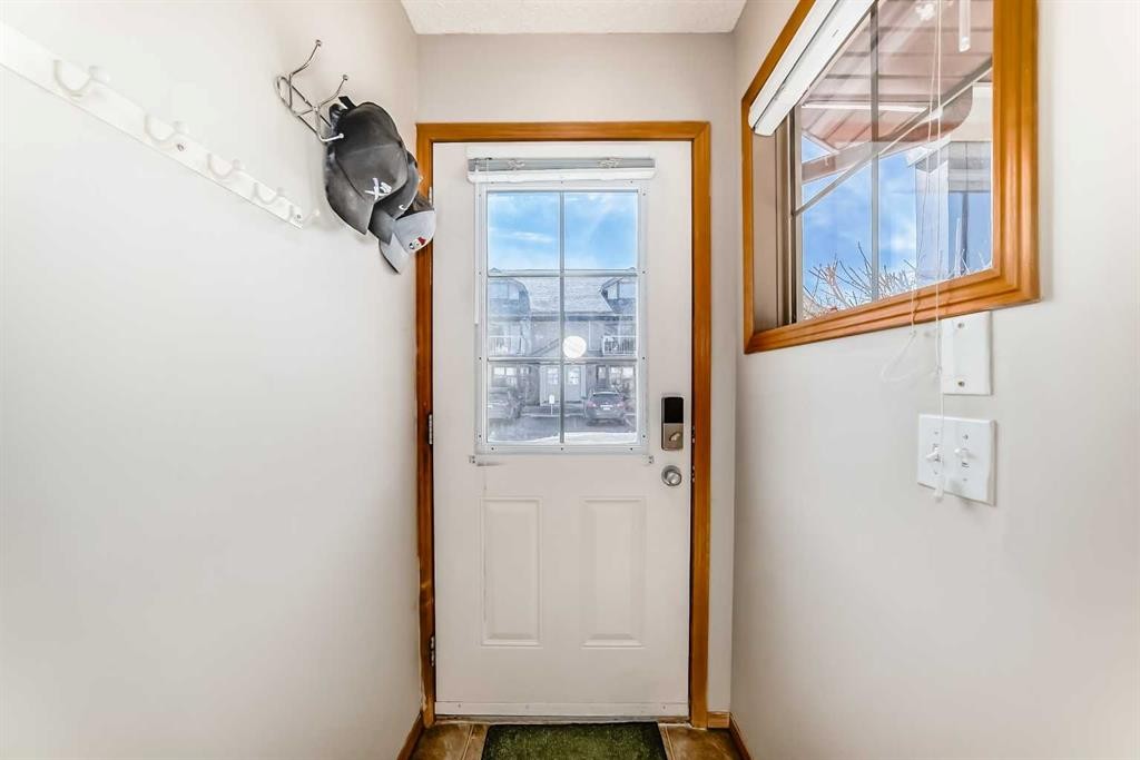 203-4 Everridge Square Sw, Calgary, AB - Indoor Photo Showing Other Room