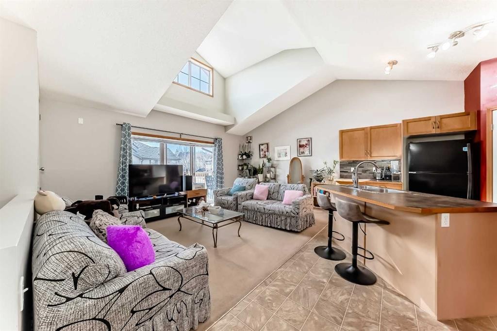203-4 Everridge Square Sw, Calgary, AB - Indoor Photo Showing Living Room