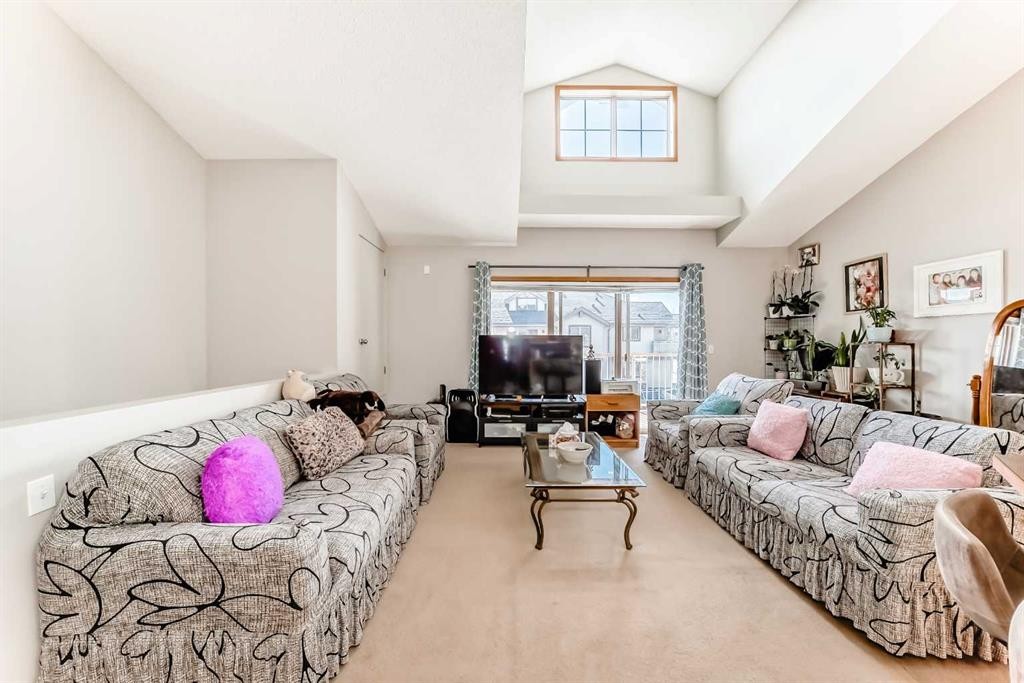 203-4 Everridge Square Sw, Calgary, AB - Indoor Photo Showing Living Room