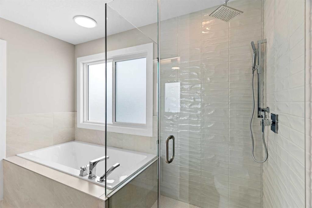 160 Vantage Drive, Cochrane, AB - Indoor Photo Showing Bathroom