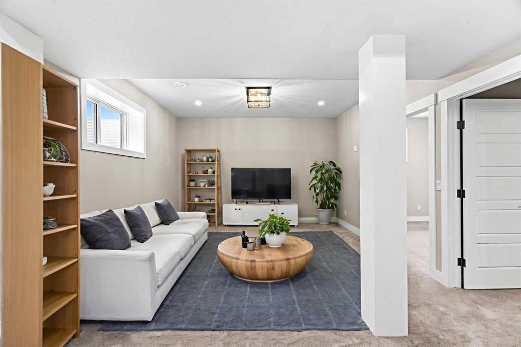 160 Vantage Drive, Cochrane, AB - Indoor Photo Showing Other Room