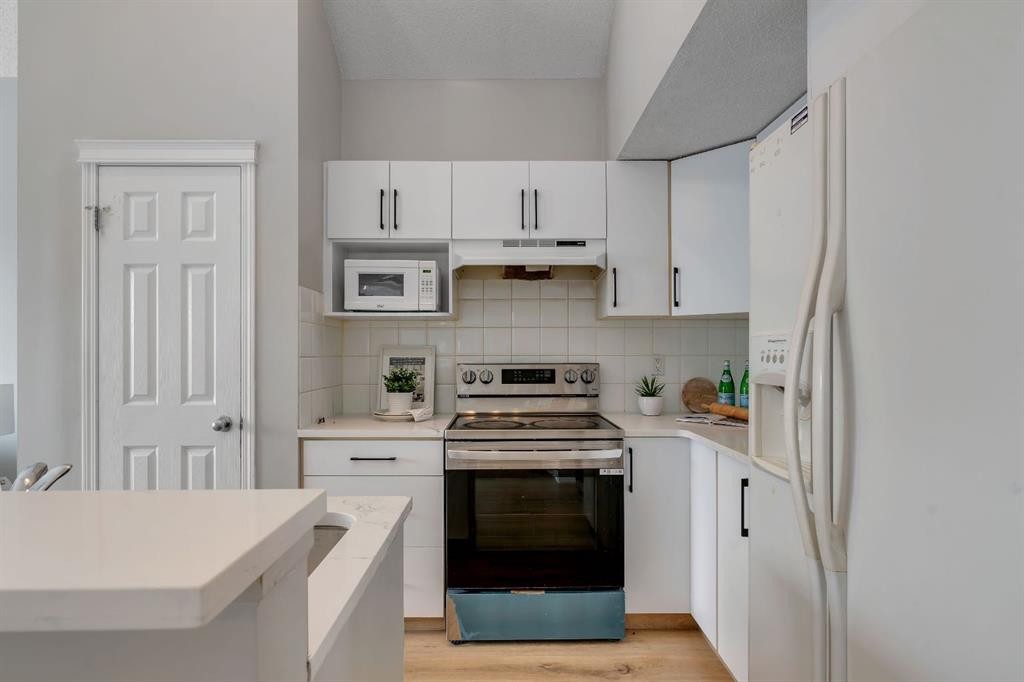 41 Saddlefield Drive Ne, Calgary, AB - Indoor Photo Showing Kitchen