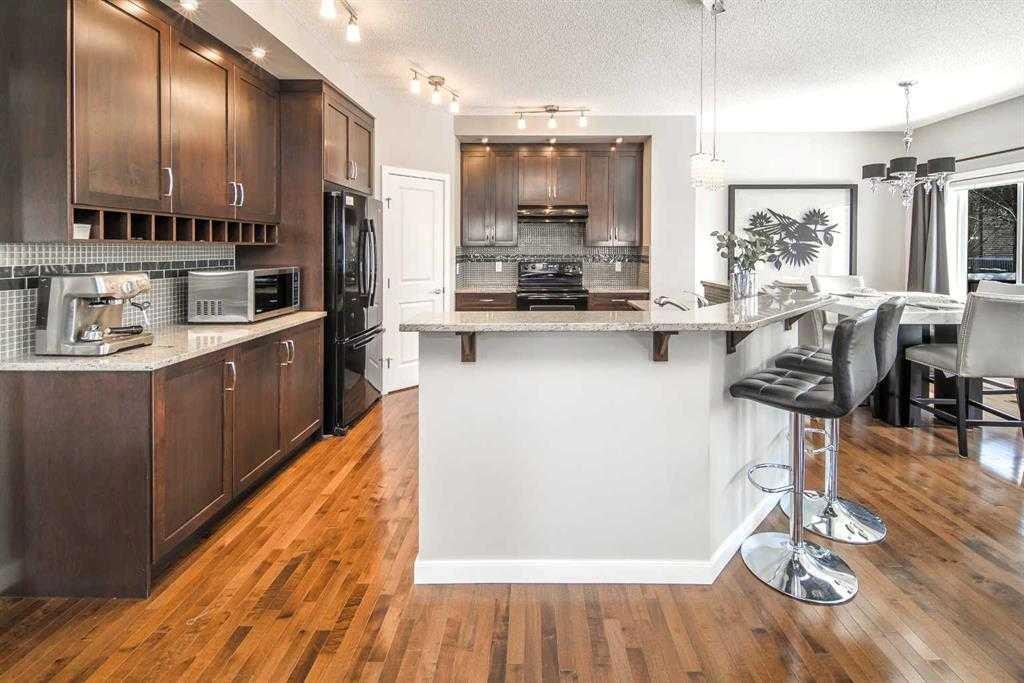 5 Panatella Square Nw, Calgary, AB - Indoor Photo Showing Kitchen With Upgraded Kitchen