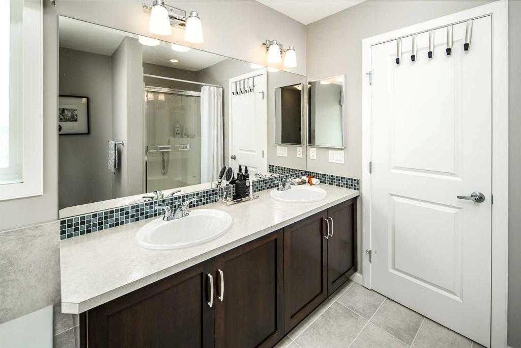 5 Panatella Square Nw, Calgary, AB - Indoor Photo Showing Bathroom