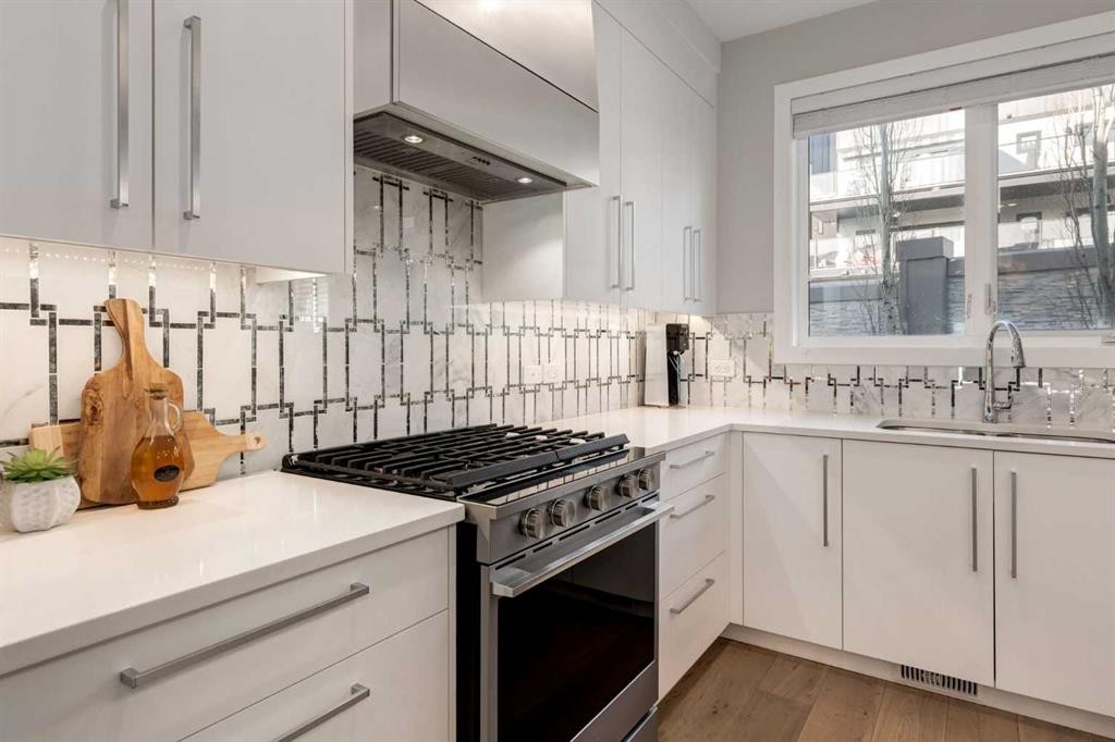 40 Timberline Way Sw, Calgary, AB - Indoor Photo Showing Kitchen With Upgraded Kitchen