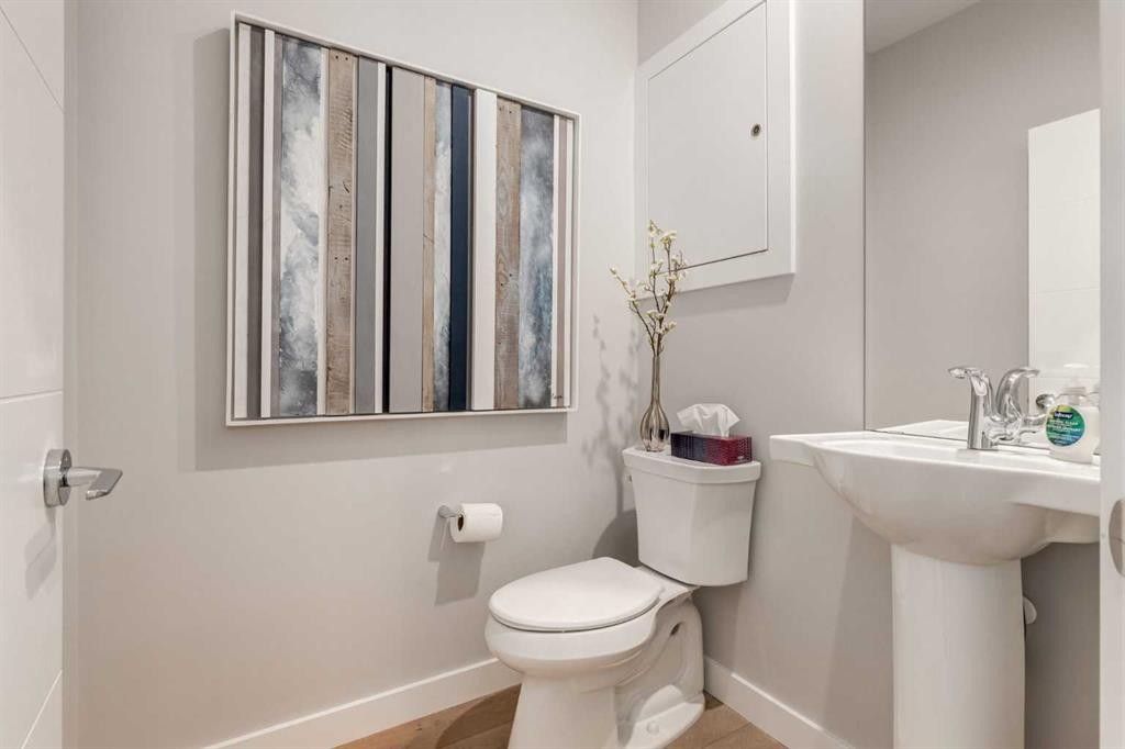 40 Timberline Way Sw, Calgary, AB - Indoor Photo Showing Bathroom