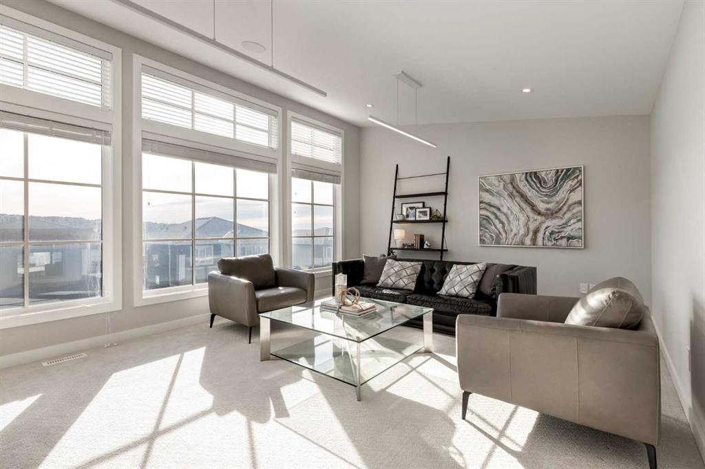 40 Timberline Way Sw, Calgary, AB - Indoor Photo Showing Living Room