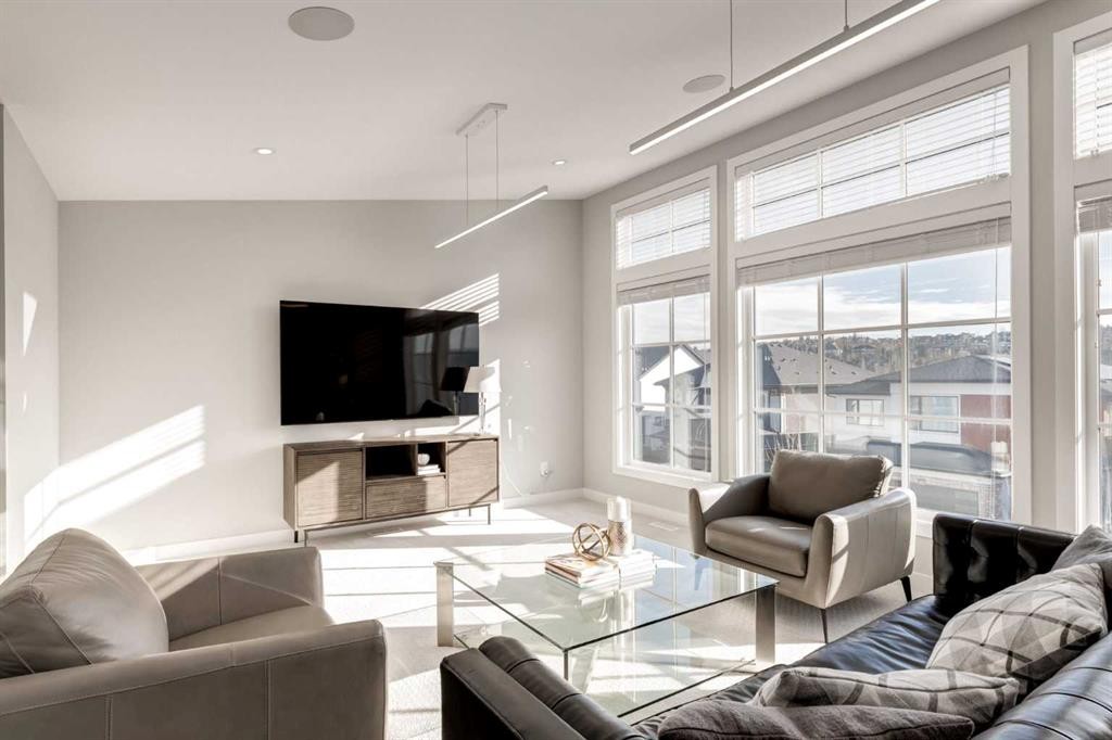 40 Timberline Way Sw, Calgary, AB - Indoor Photo Showing Living Room